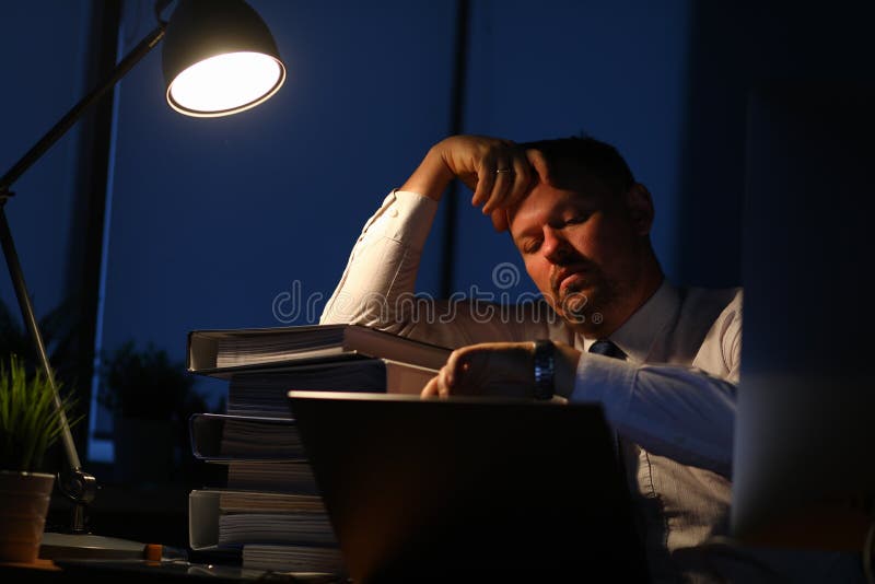 Mannelijke zakenman zit aan tafel en ziet er droevig uit stock foto Mannelijke zakenman zit aan tafel en ziet er droevig uit stock foto