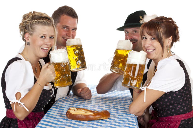 Mannen en vrouwen die bier Oktoberfest drinken stock fotografie Mannen en vrouwen die bier Oktoberfest drinken stock fotografie