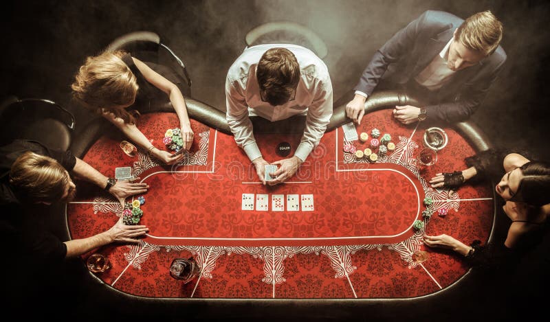 Mannen en vrouwen die pook in casino spelen royalty-vrije stock afbeelding Mannen en vrouwen die pook in casino spelen royalty-vrije stock afbeelding
