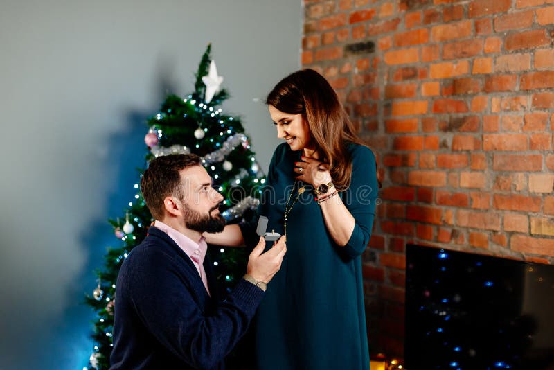 Mannen förklarar hans förälskelse på jul arkivfoto