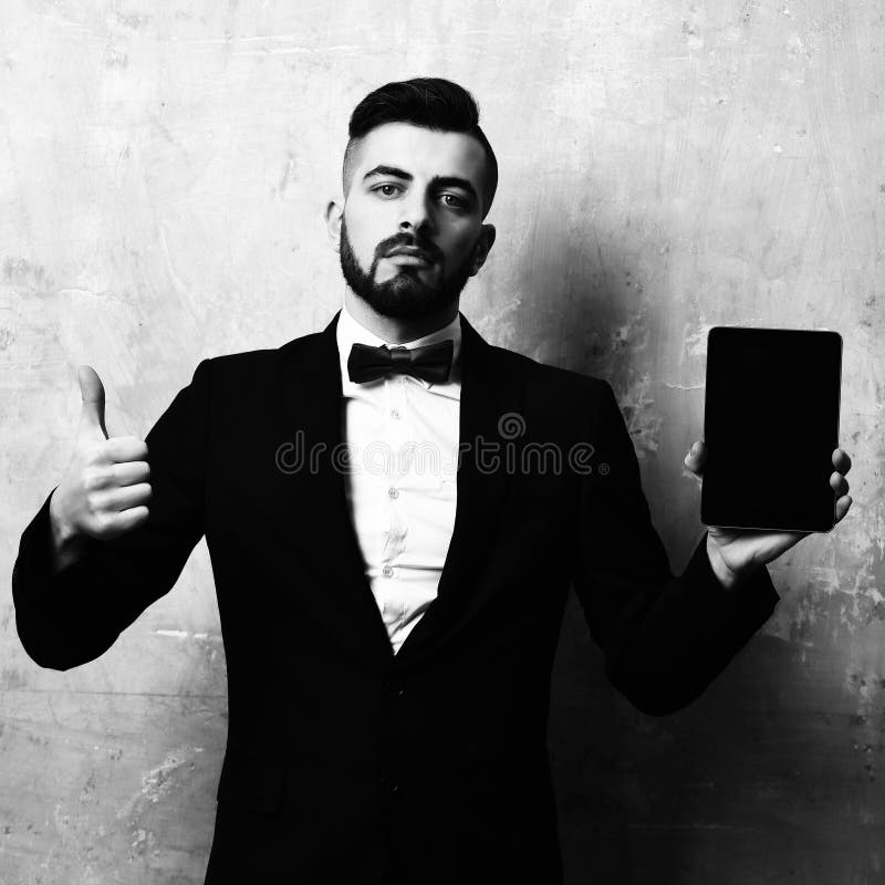 Mannen gillar minnestavlan Den barn uppsökte högtalaren framlägger den nya fick- apparaten och visar upp tummar Gammal sprucken b fotografering för bildbyråer Mannen gillar minnestavlan Den barn uppsökte högtalaren framlägger den nya fick- apparaten och visar upp tummar Gammal sprucken b fotografering för bildbyråer