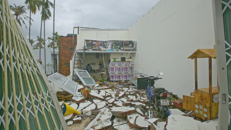 Mannen går om hus med det kollapsade taket efter orkan