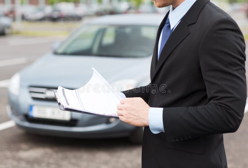 Mannen med bilen dokumenterar utanför arkivfoto Mannen med bilen dokumenterar utanför arkivfoto