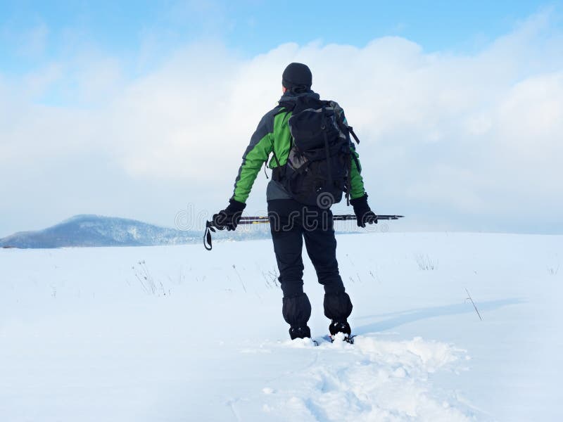 Mannen med snöskor tar en vila i snö Fotvandrare som snowshoeing fotografering för bildbyråer Mannen med snöskor tar en vila i snö Fotvandrare som snowshoeing fotografering för bildbyråer