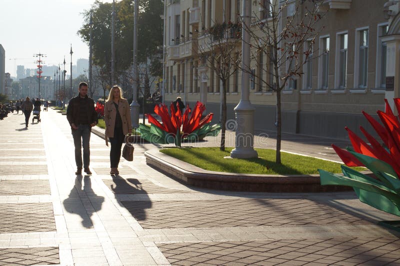 Mannen och kvinnan går i mitten av Minsk och firar 9 kan segerdagen royaltyfri fotografi Mannen och kvinnan går i mitten av Minsk och firar 9 kan segerdagen royaltyfri fotografi