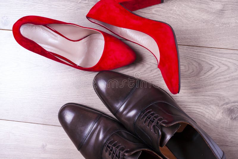 Mannen ` s en de schoenen van rode hoge hielvrouwen op witte achtergrond stock afbeeldingen Mannen ` s en de schoenen van rode hoge hielvrouwen op witte achtergrond stock afbeeldingen