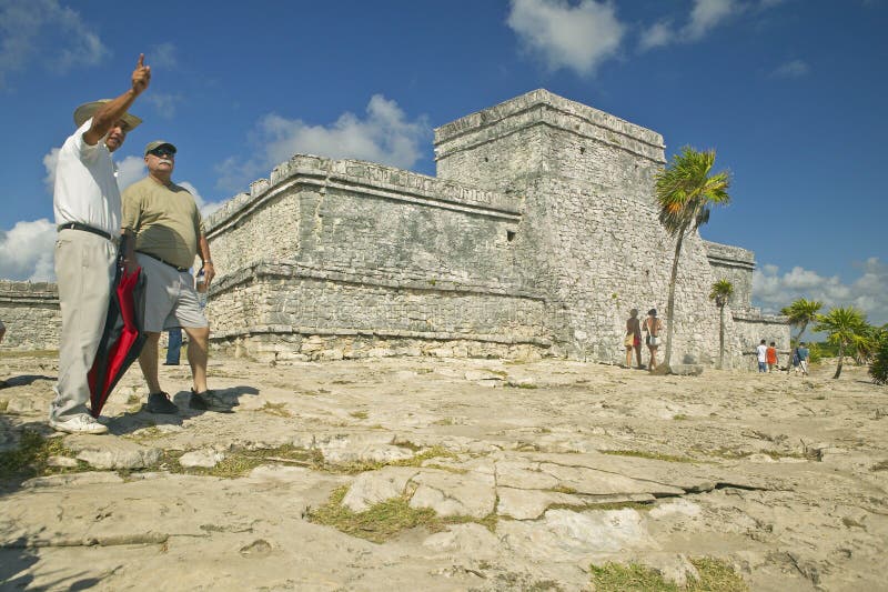 Mannen som pekar av Mayan, fördärvar framme av Ruinas de Tulum (Tulum fördärvar), i Quintana Roo, Mexico El Castillo föreställas royaltyfria bilder Mannen som pekar av Mayan, fördärvar framme av Ruinas de Tulum (Tulum fördärvar), i Quintana Roo, Mexico El Castillo föreställas royaltyfria bilder
