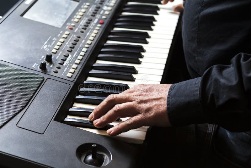 Mannen spelar pianot med hans händer royaltyfria bilder Mannen spelar pianot med hans händer royaltyfria bilder