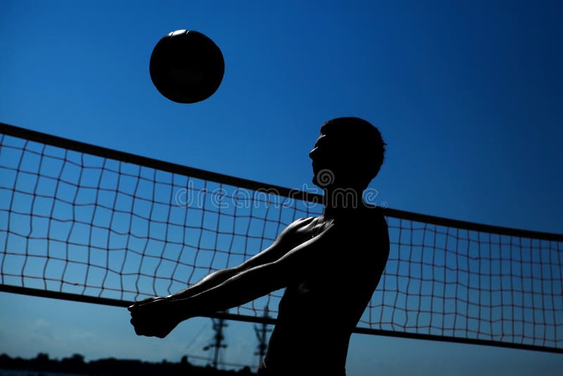 Mannen spelar volleyboll fotografering för bildbyråer Mannen spelar volleyboll fotografering för bildbyråer