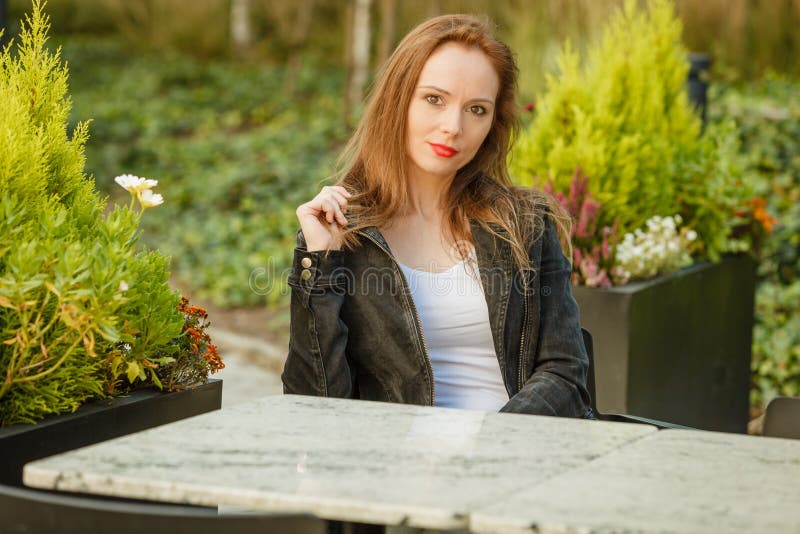 Mannequin dans la d? tente de veste de jeans ext? rieure photo libre de droits
