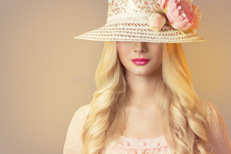 Mannequin dans le large chapeau de bord avec des fleurs de pivoine, rétro femme image libre de droits Mannequin dans le large chapeau de bord avec des fleurs de pivoine, rétro femme image libre de droits