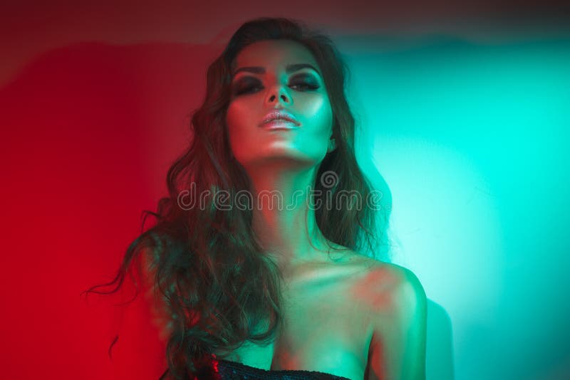 Mannequin donkerbruine vrouw in kleurrijke heldere neonlichten die in studio stellen Mooi sexy meisje, in het gloeien make-up stock afbeeldingen Mannequin donkerbruine vrouw in kleurrijke heldere neonlichten die in studio stellen Mooi sexy meisje, in het gloeien make-up stock afbeeldingen