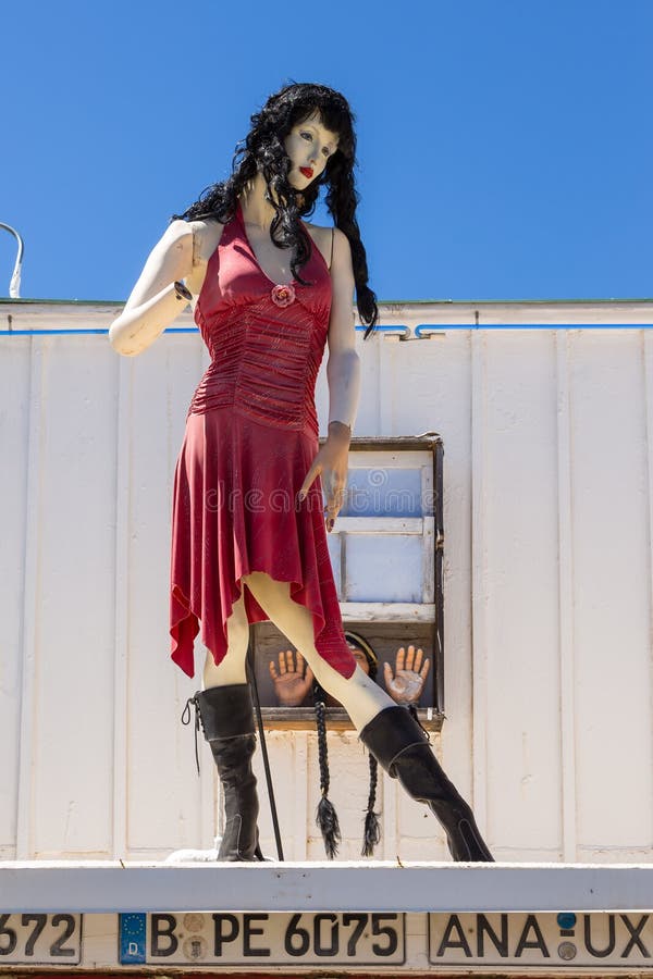 Mannequin, donna del tetto del negozio di regali, Seligman, Arizona, USA fotografie stock libere da diritti Mannequin, donna del tetto del negozio di regali, Seligman, Arizona, USA fotografie stock libere da diritti