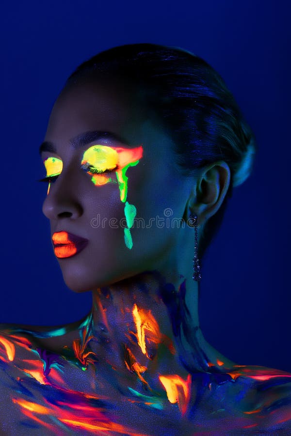 Mannequin Femme En Néon Portrait D'un Beau Modèle Avec Un Design D'art  Corporel De Maquillage Fluorescent En Visage Peint Uv Maquillage Coloré Sur  Fond Noir D'une Fille Danseuse Disco En Néon