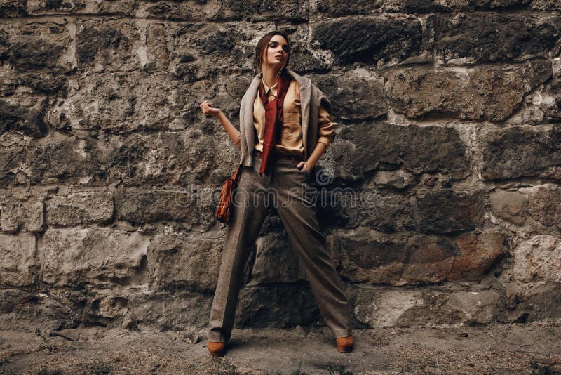 Mannequin In Fashionable Clothes Beau femme près de mur photographie stock libre de droits Mannequin In Fashionable Clothes Beau femme près de mur photographie stock libre de droits