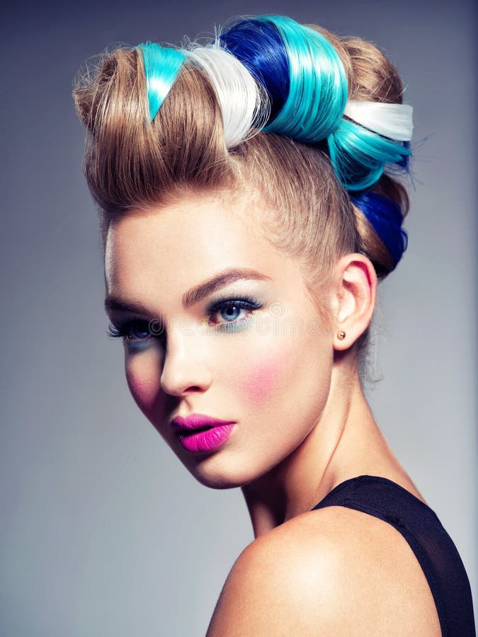 Mannequin Girl de beaut? avec les cheveux cr?atifs image stock Mannequin Girl de beaut? avec les cheveux cr?atifs image stock