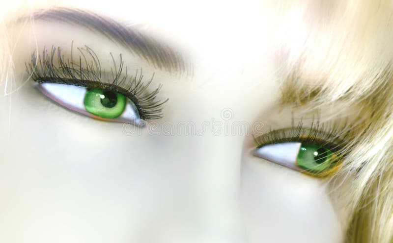 Mannequin, Green eyes