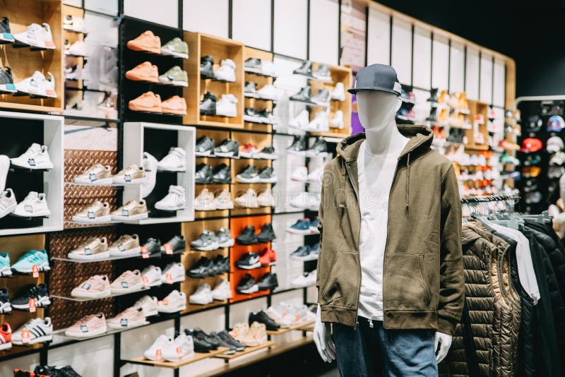 Mannequin habillé dans des vêtements sport d'homme masculin dans le stock d'achats image stock Mannequin habillé dans des vêtements sport d'homme masculin dans le stock d'achats image stock