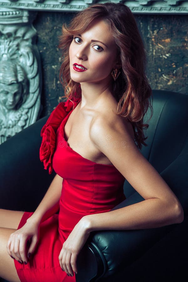 Mannequin posant dans la robe rouge image stock Mannequin posant dans la robe rouge image stock
