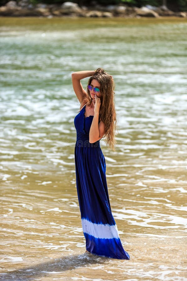 Mannequin Sexy Posant Sur La Plage Photo stock Image du beauté