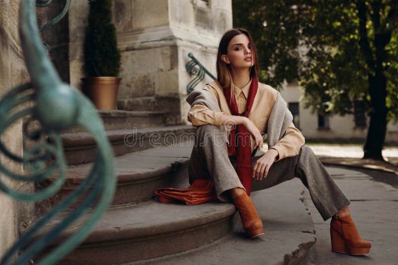 Fashionmodel op straat. Mooie vrouw in modieuze kleding royalty-vrije stock afbeelding