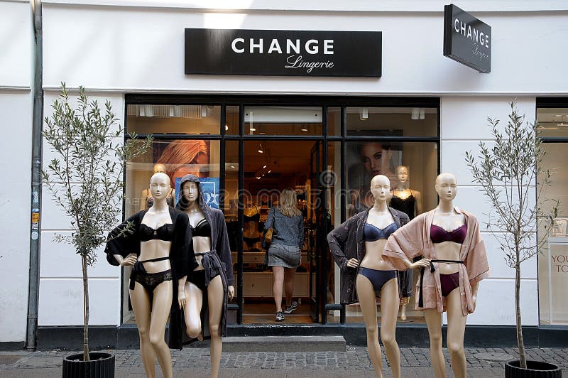 MANNEQUINE STAND INFRON STORE CHANGE LINGERIE Editorial Photography - Image  of danmark, change: 125533477