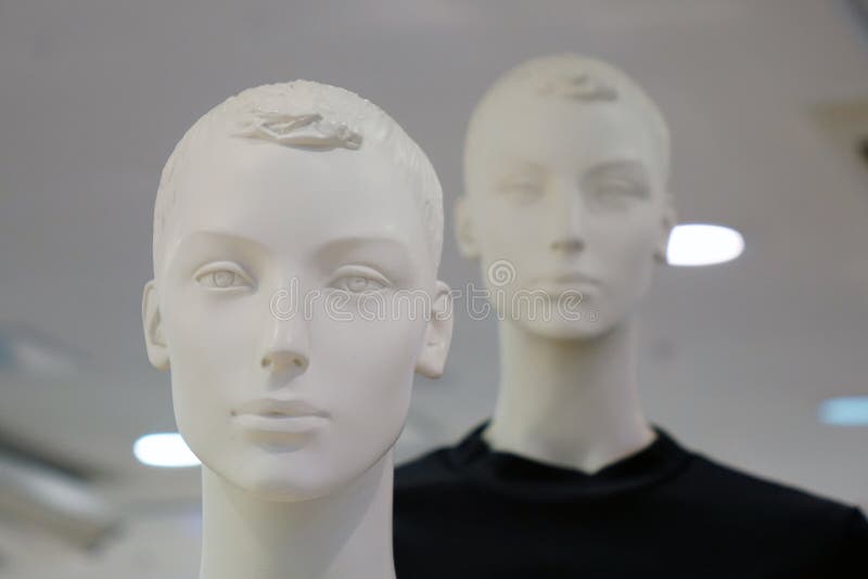 Mannequins Dans Les Magasins Qui Portent Dans Une Belle Chemise Avec