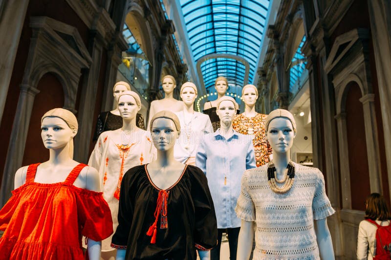 Mannequins jest ubranym H i M odzieżowego ulicznego widok zdjęcia royalty free Mannequins jest ubranym H i M odzieżowego ulicznego widok zdjęcia royalty free