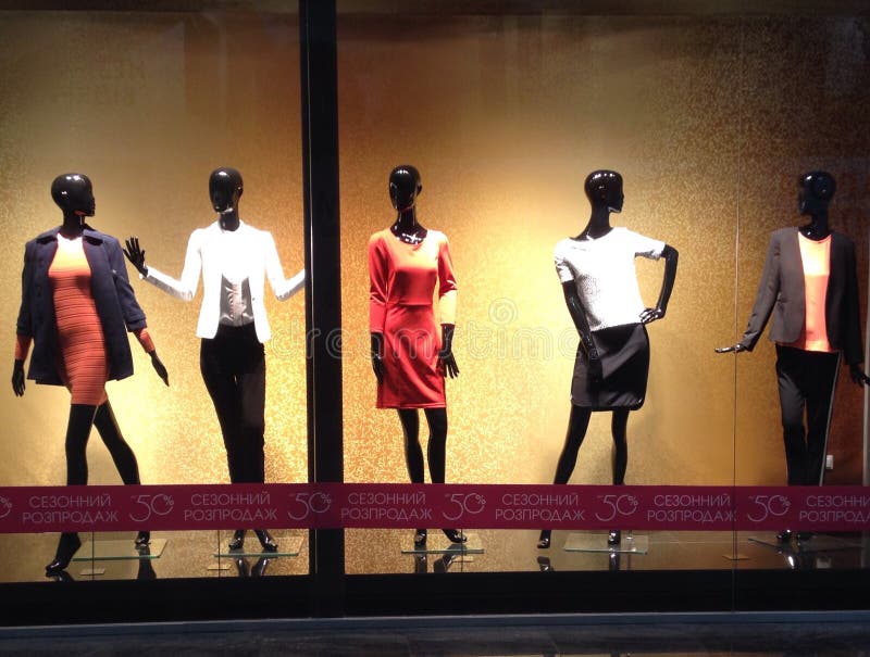 Les Mannequins Dans Une Fenêtre De Magasin Colorée Moderne Ont Inspiré Par Art De Bruit