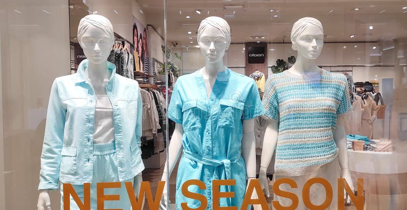 Mannequins élégants affichant une nouvelle collection de mode images stock