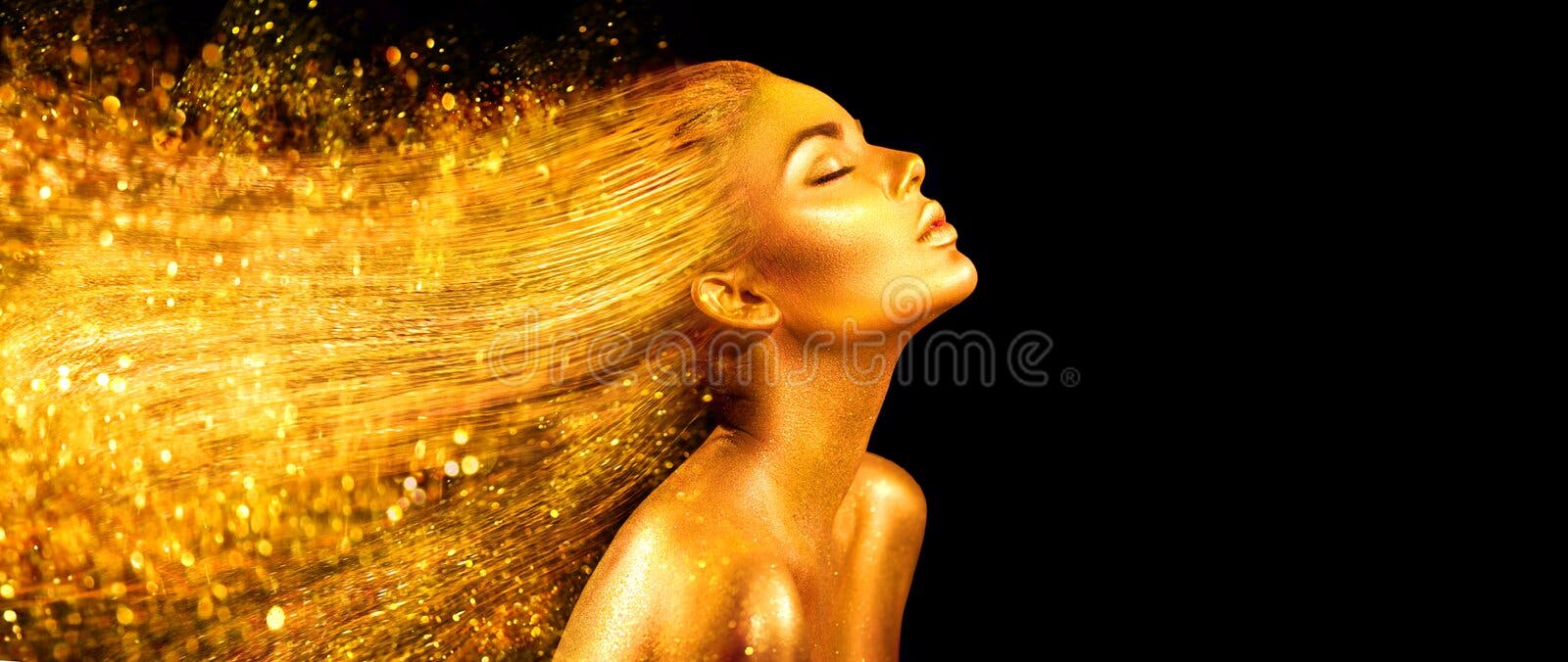 Mannequinvrouw in gouden heldere fonkelingen Meisje met gouden huid en haarportretclose-up Mannequinvrouw in gouden heldere fonkelingen Meisje met gouden huid en haarportretclose-up
