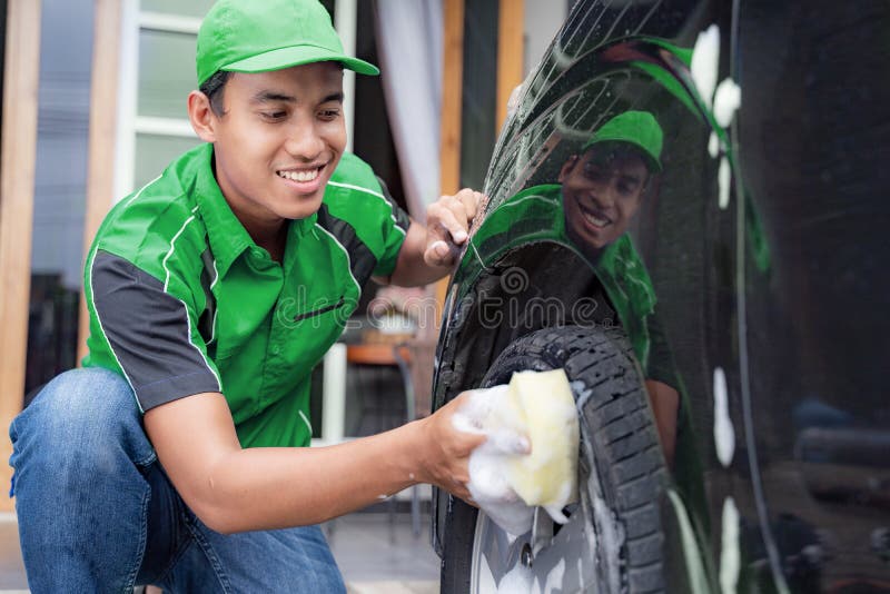 Mannetje in de eenvormige schoonmakende auto van zijn klant