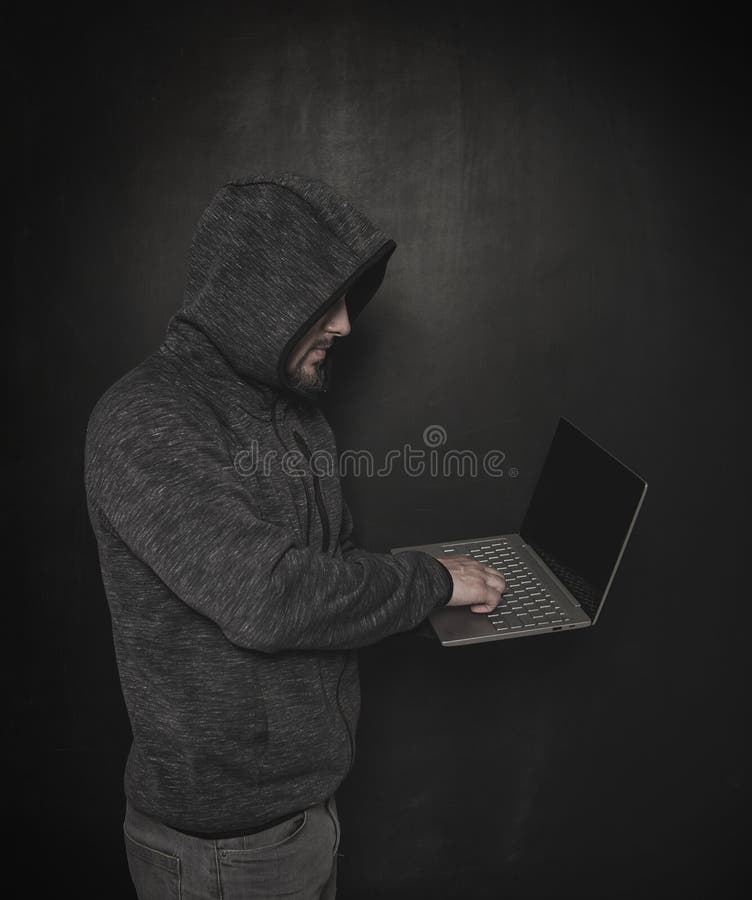 Mannhackerprogrammierer, der Laptop auf Dunkelheit verwendet lizenzfreie stockbilder