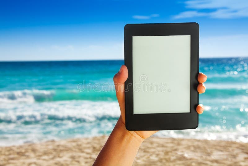 Männerhand hält elektronisches Gerät zum Lesen stockbilder