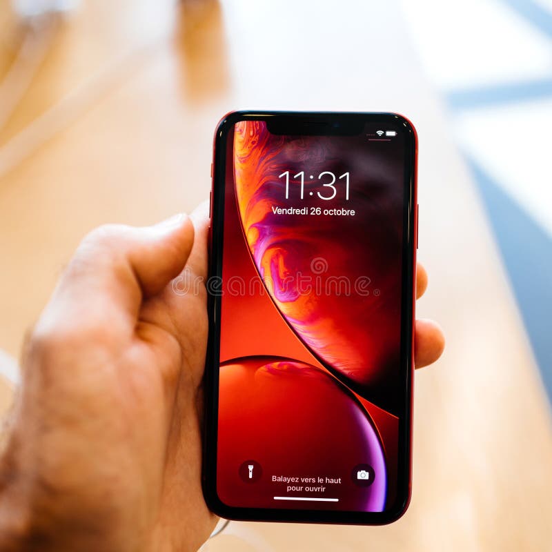Mannhand, die spätesten roten iPhone XR Smartphone in Apple Store hält stockbilder Mannhand, die spätesten roten iPhone XR Smartphone in Apple Store hält stockbilder