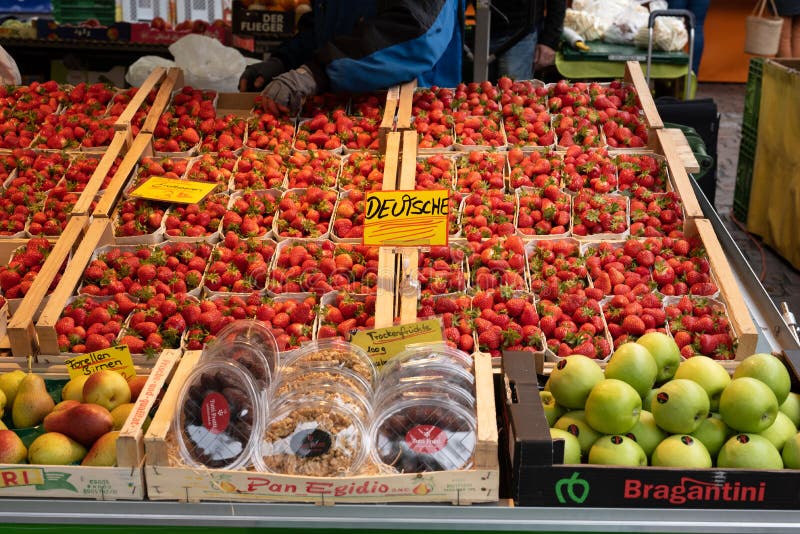 MANNHEIM, ALEMANHA, 05/11/2019: tenda das frutas e legumes com as cestas de morangos vermelhas foto de stock MANNHEIM, ALEMANHA, 05/11/2019: tenda das frutas e legumes com as cestas de morangos vermelhas foto de stock
