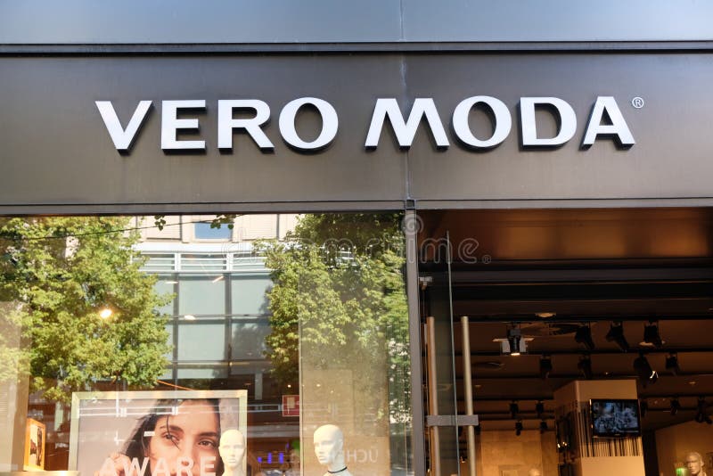 Vero moda hi-res stock photography and images - Alamy