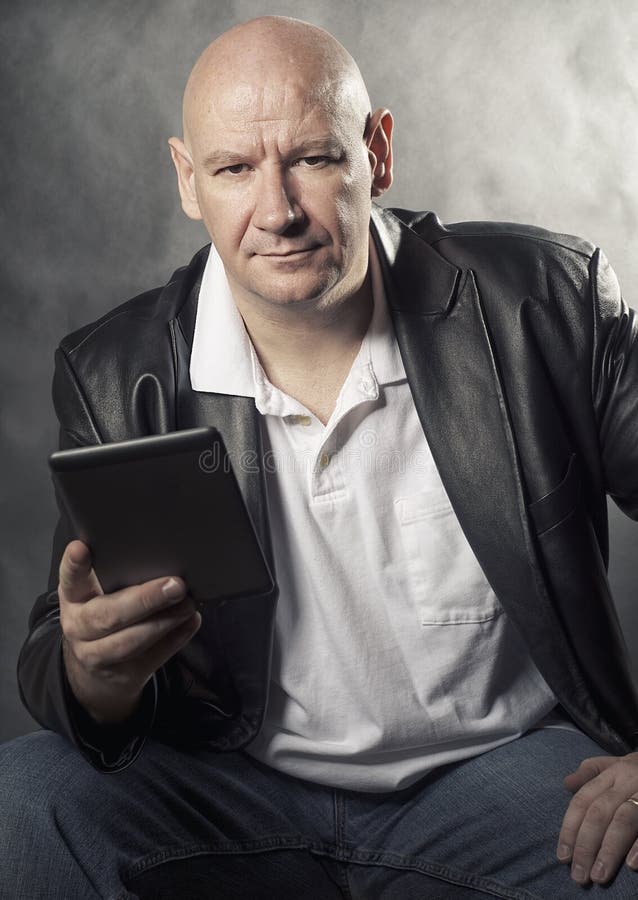 Mannholding Eleser Tablette lizenzfreie stockfotos Mannholding Eleser Tablette lizenzfreie stockfotos
