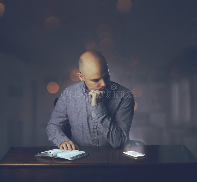 Mannlesungsbibel und abgelenkt lizenzfreies stockfoto Mannlesungsbibel und abgelenkt lizenzfreies stockfoto