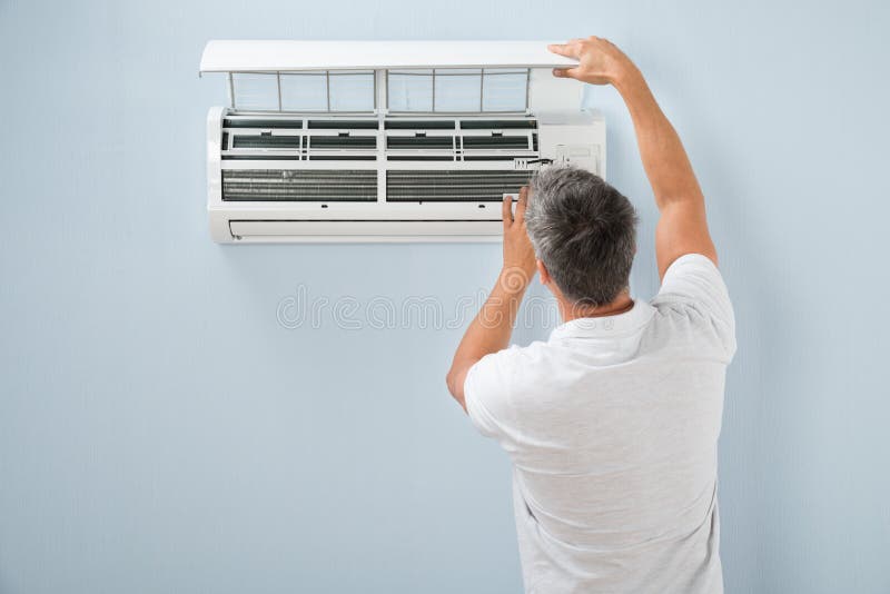 Mannreinigungs-Klimaanlage lizenzfreies stockfoto Mannreinigungs-Klimaanlage lizenzfreies stockfoto