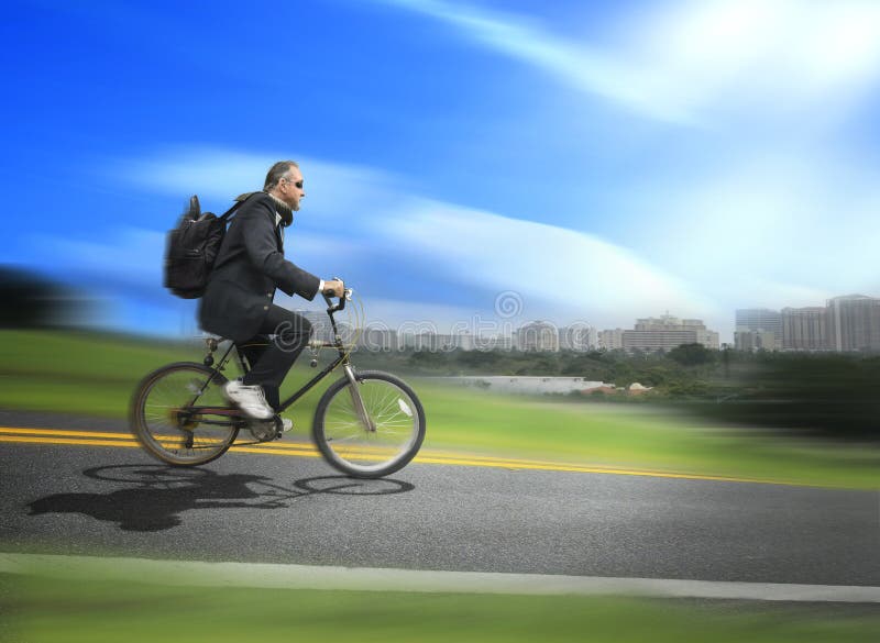 Mannreitfahrrad zum zu arbeiten Mannreitfahrrad zum zu arbeiten