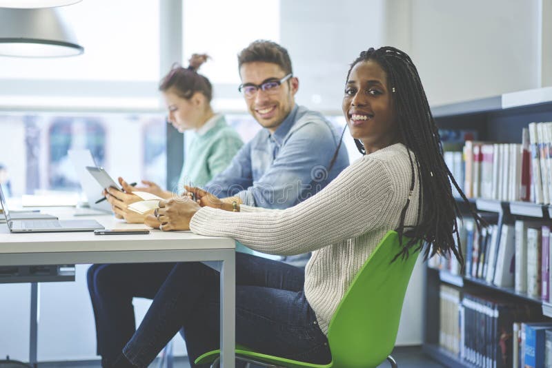 Mannschaft von lustigen männlichen und weiblichen Geschäftsleuten und von Studenten lizenzfreies stockbild Mannschaft von lustigen männlichen und weiblichen Geschäftsleuten und von Studenten lizenzfreies stockbild