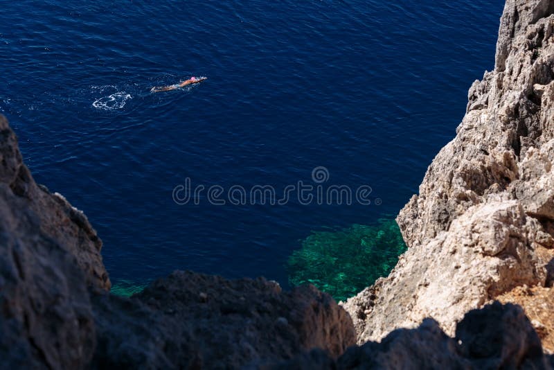 Mannschwimmen im dunkelblauen Meer stockbild Mannschwimmen im dunkelblauen Meer stockbild