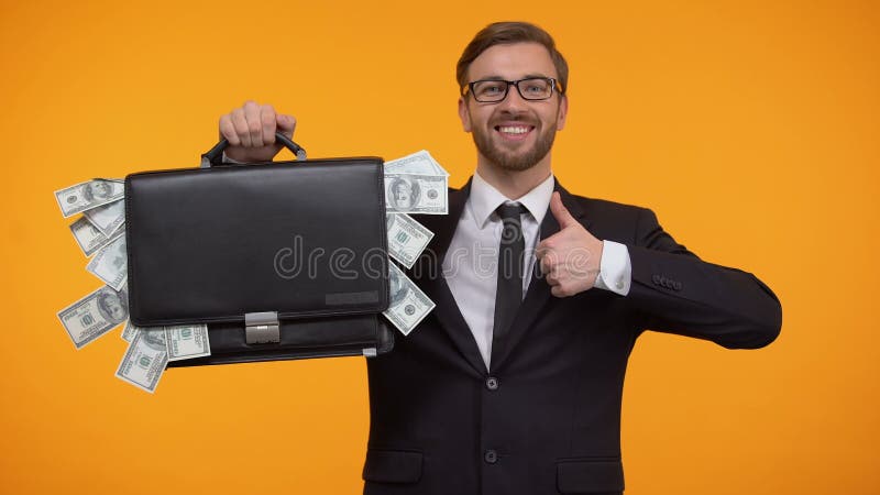 Mannvertretungskasten verpackt mit dem Geld, Daumen-oben, Darlehen, Kredit blinzelnd und tun
