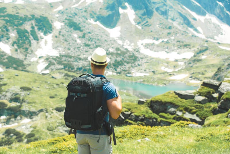 Mannwanderer, der zum See schaut stockfoto Mannwanderer, der zum See schaut stockfoto
