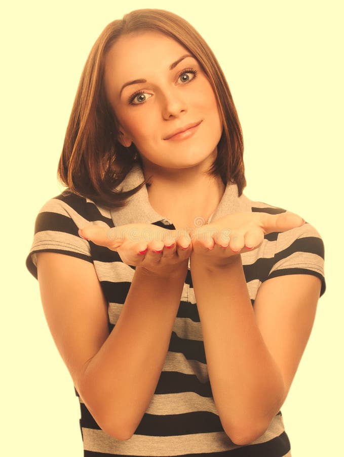Mano abierta de la muchacha del retrato de la demostración joven feliz de la mujer que lleva a cabo el isolat fotografía de archivo Mano abierta de la muchacha del retrato de la demostración joven feliz de la mujer que lleva a cabo el isolat fotografía de archivo