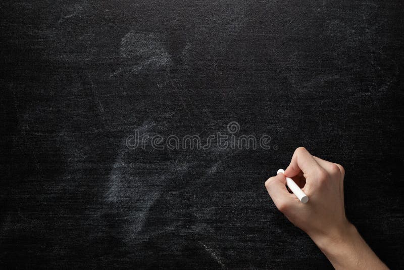 Mano adulta dell'uomo per disegnare qualcosa sulla lavagna fotografie stock libere da diritti Mano adulta dell'uomo per disegnare qualcosa sulla lavagna fotografie stock libere da diritti