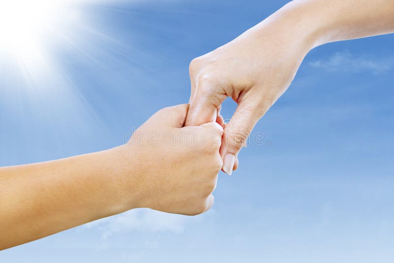 Mano amica sotto cielo blu immagine stock Mano amica sotto cielo blu immagine stock