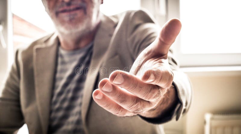 Mano amiga madura del hombre de negocios Cierre para arriba imagen de archivo libre de regalías Mano amiga madura del hombre de negocios Cierre para arriba imagen de archivo libre de regalías