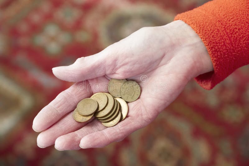 Mano anziana che tiene il risparmio di pensione del rame di penny delle monete degli spiccioli dei contanti dei soldi immagine stock Mano anziana che tiene il risparmio di pensione del rame di penny delle monete degli spiccioli dei contanti dei soldi immagine stock